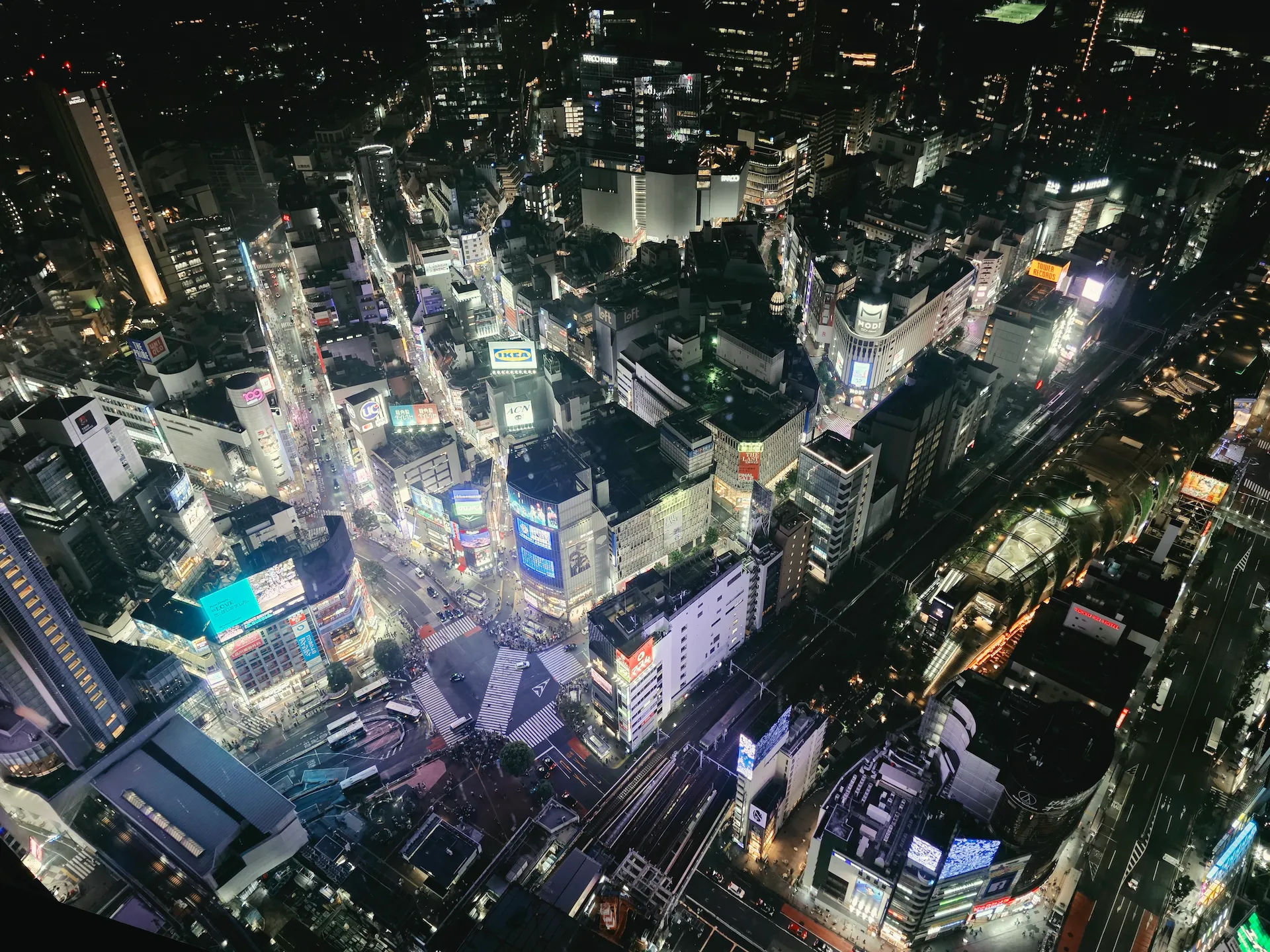 SHIBUYA SKY俯瞰雨夜中的涩谷十字路口
