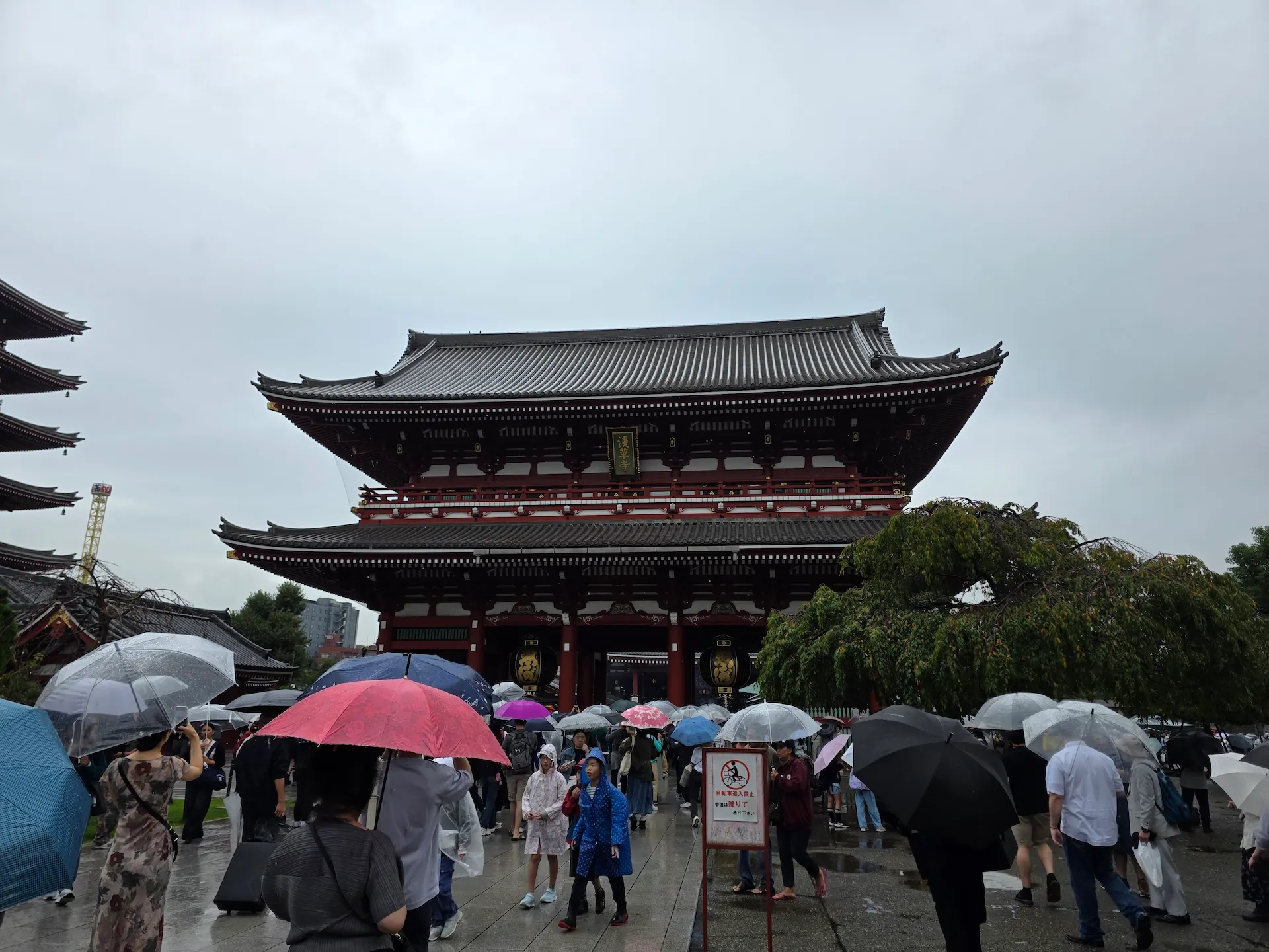 浅草寺宝藏门前撑伞的人潮