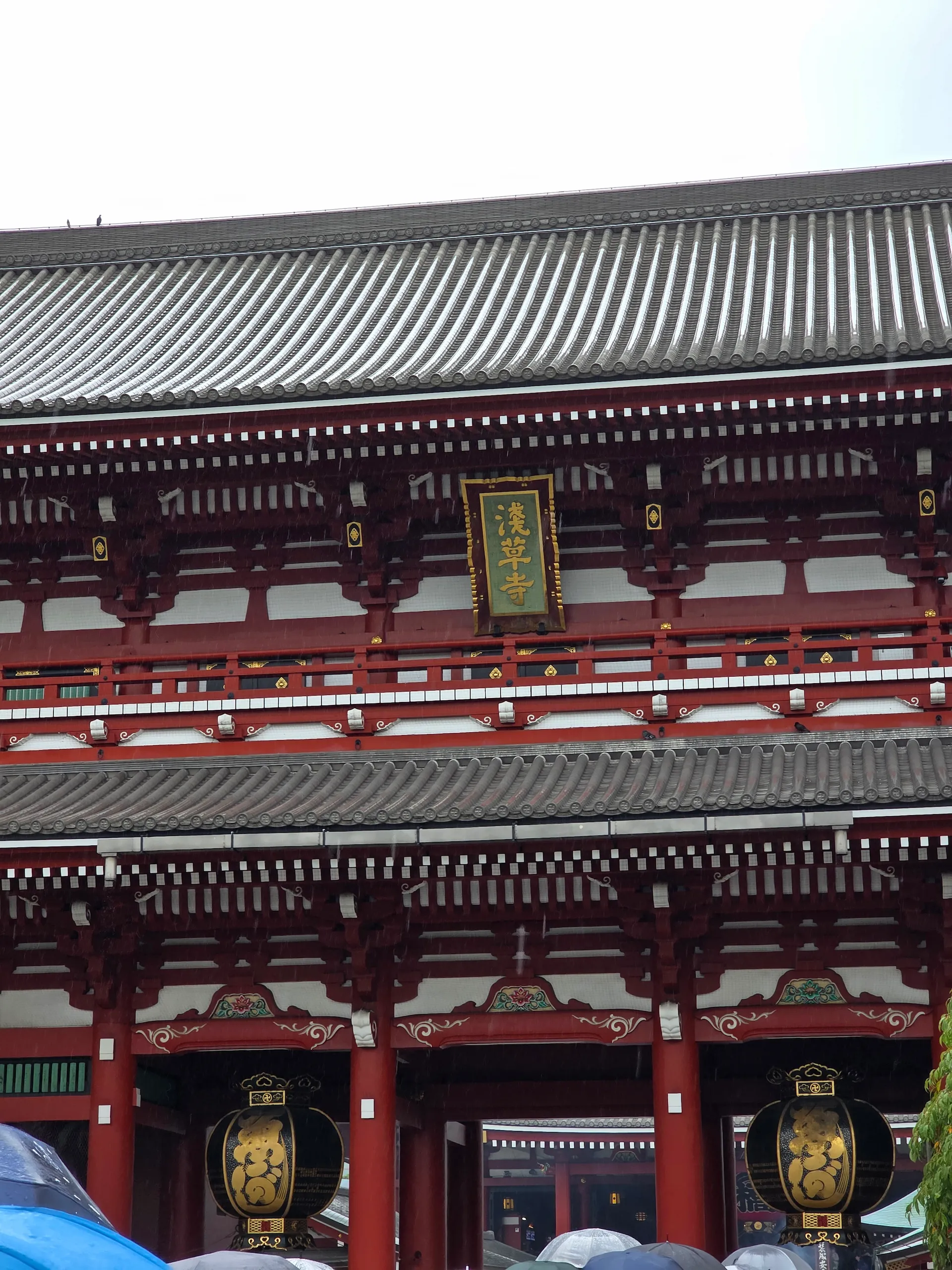 细雨中庄严的浅草寺金字牌匾