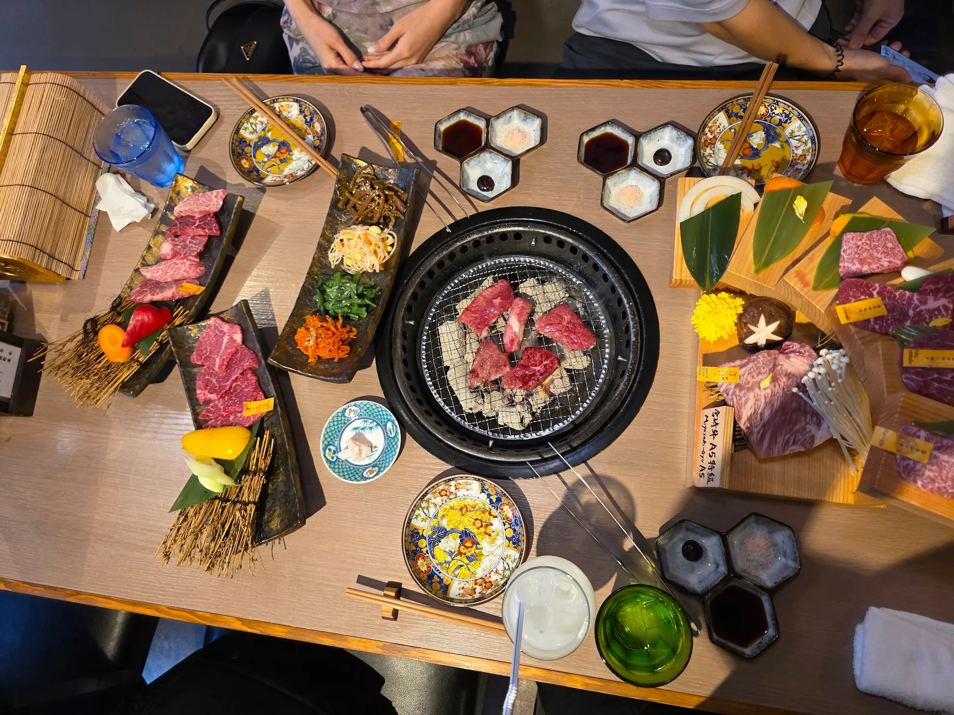 炭火铁网上滋滋作响的高品质烤肉