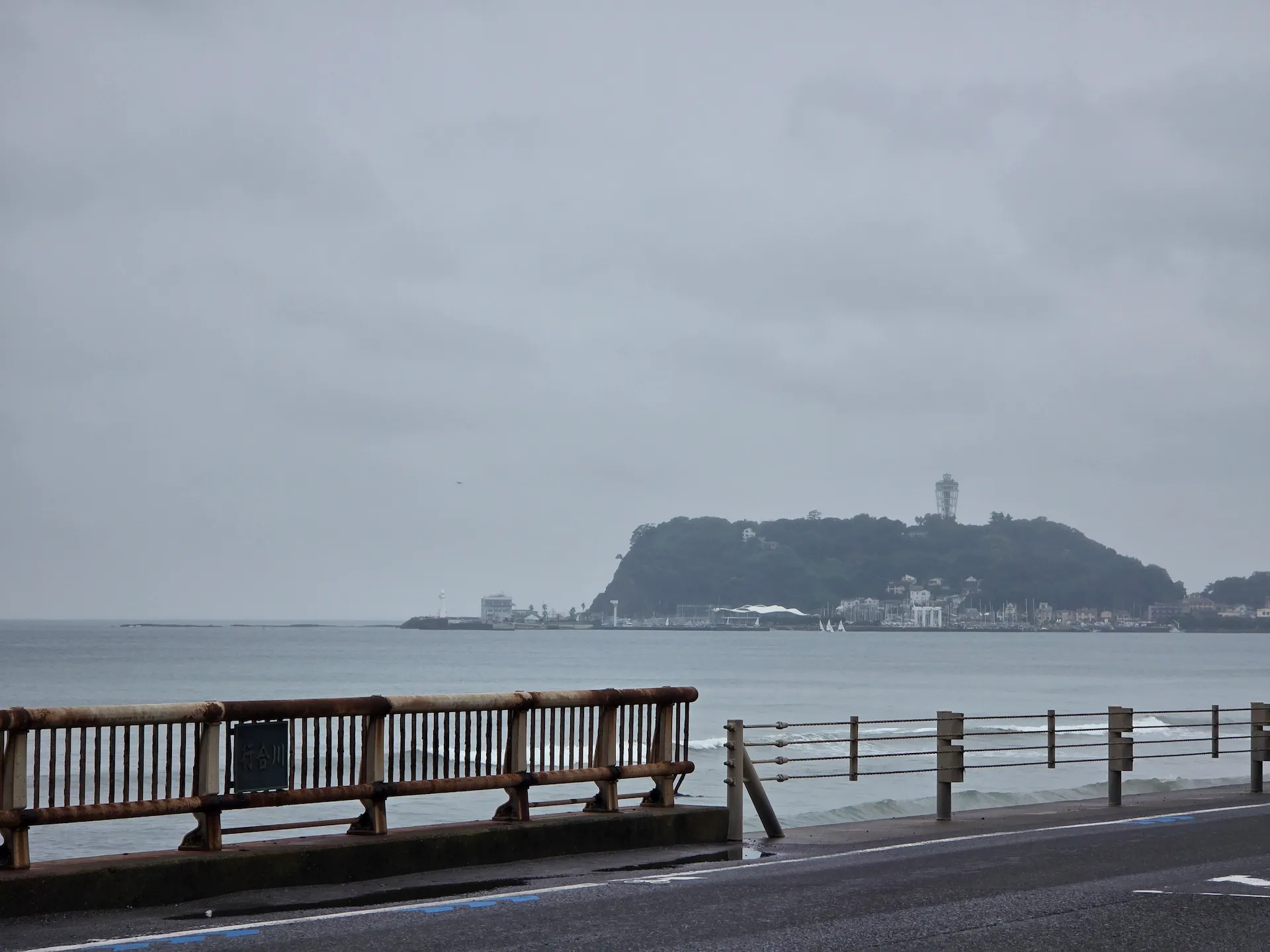 阴云下烟波浩渺的湘南海岸与江之岛