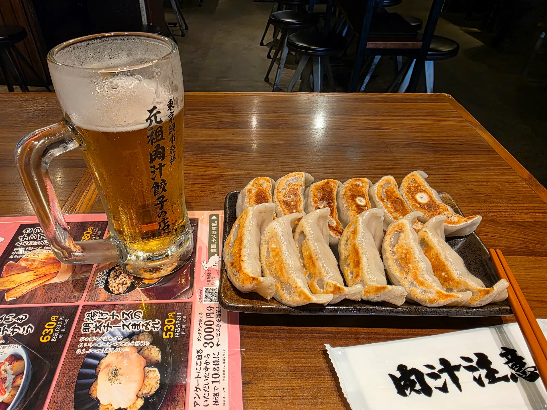 下北泽车站旁畅饮挂满冷凝水珠的冰镇一番榨生啤酒