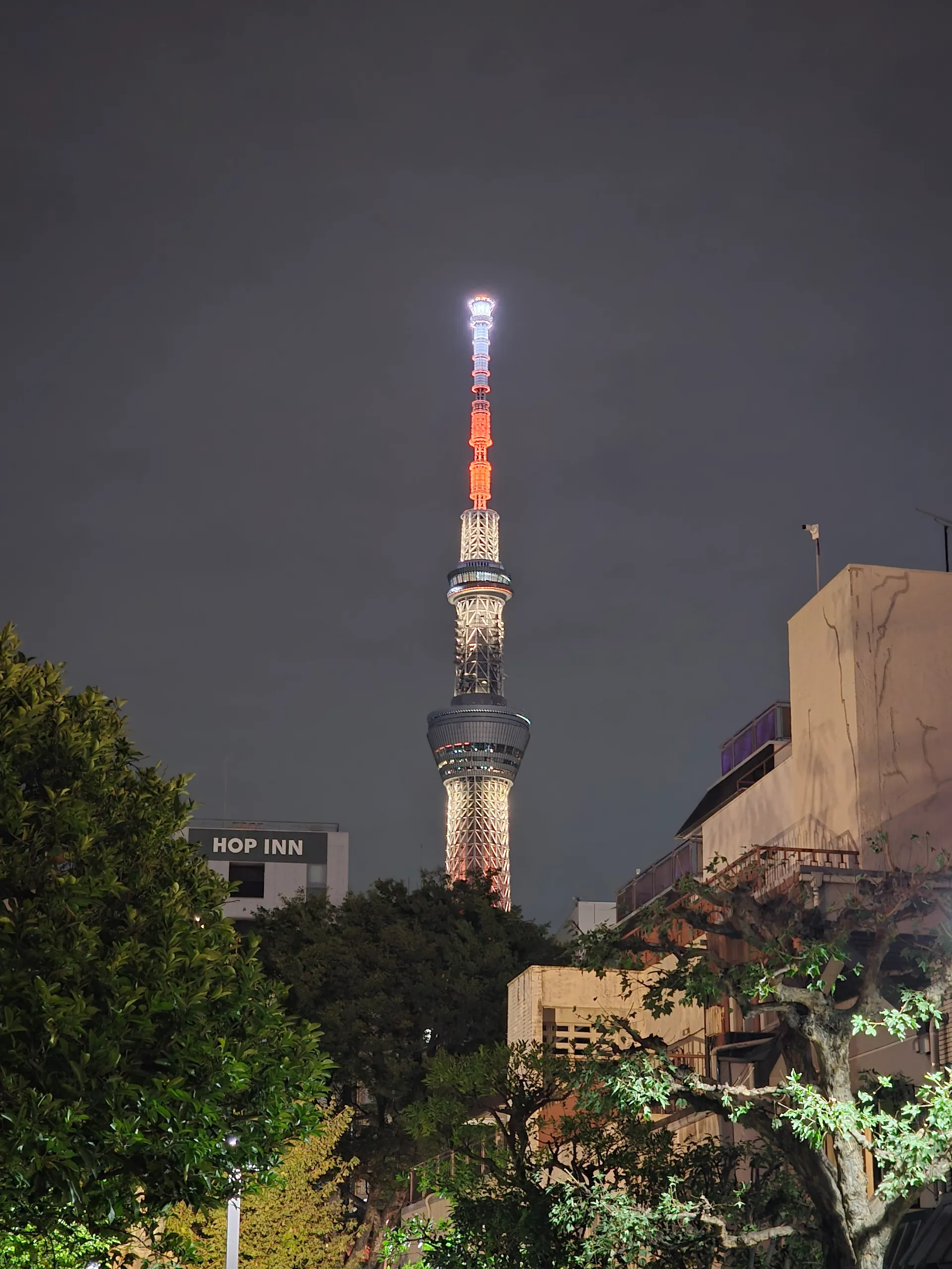 远处眺望晴空塔