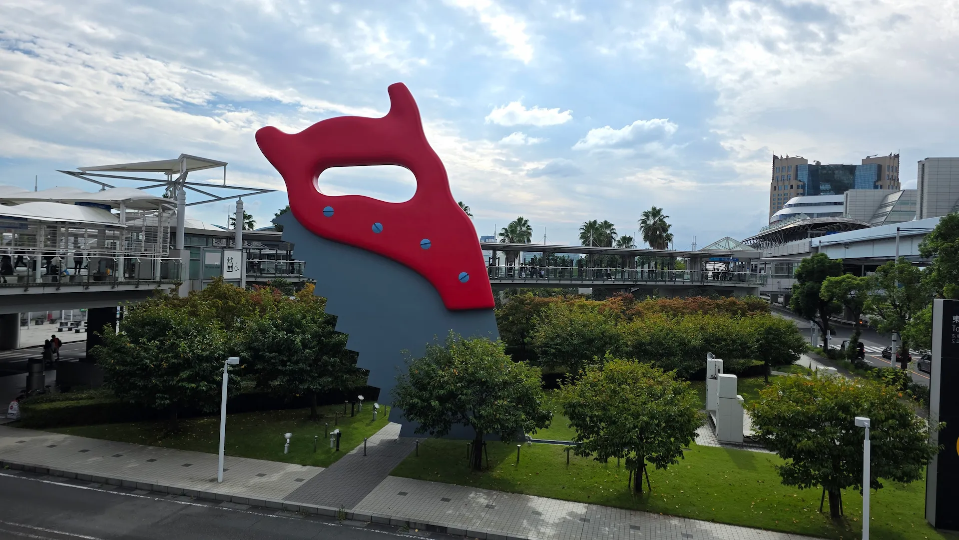 台场东京国际展示场旁标志性红色巨型雕塑