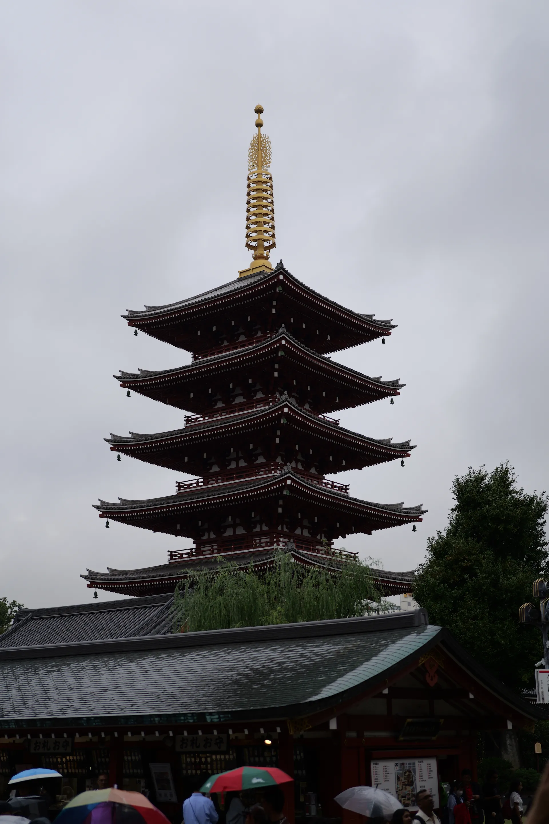 雨雾中静立的浅草寺五重塔