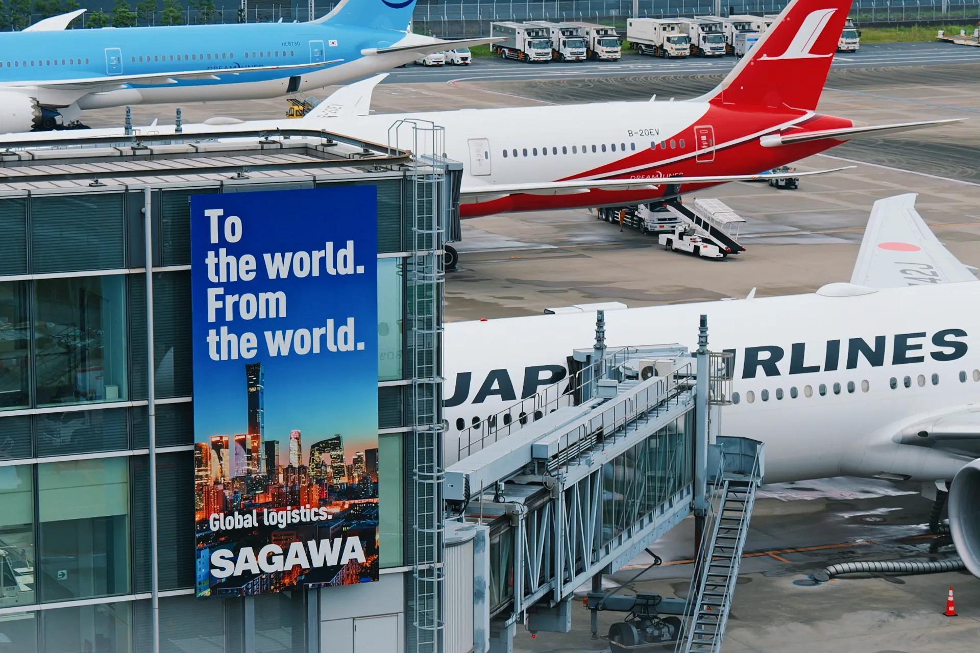 停机坪上的日本航空与海南航空客机