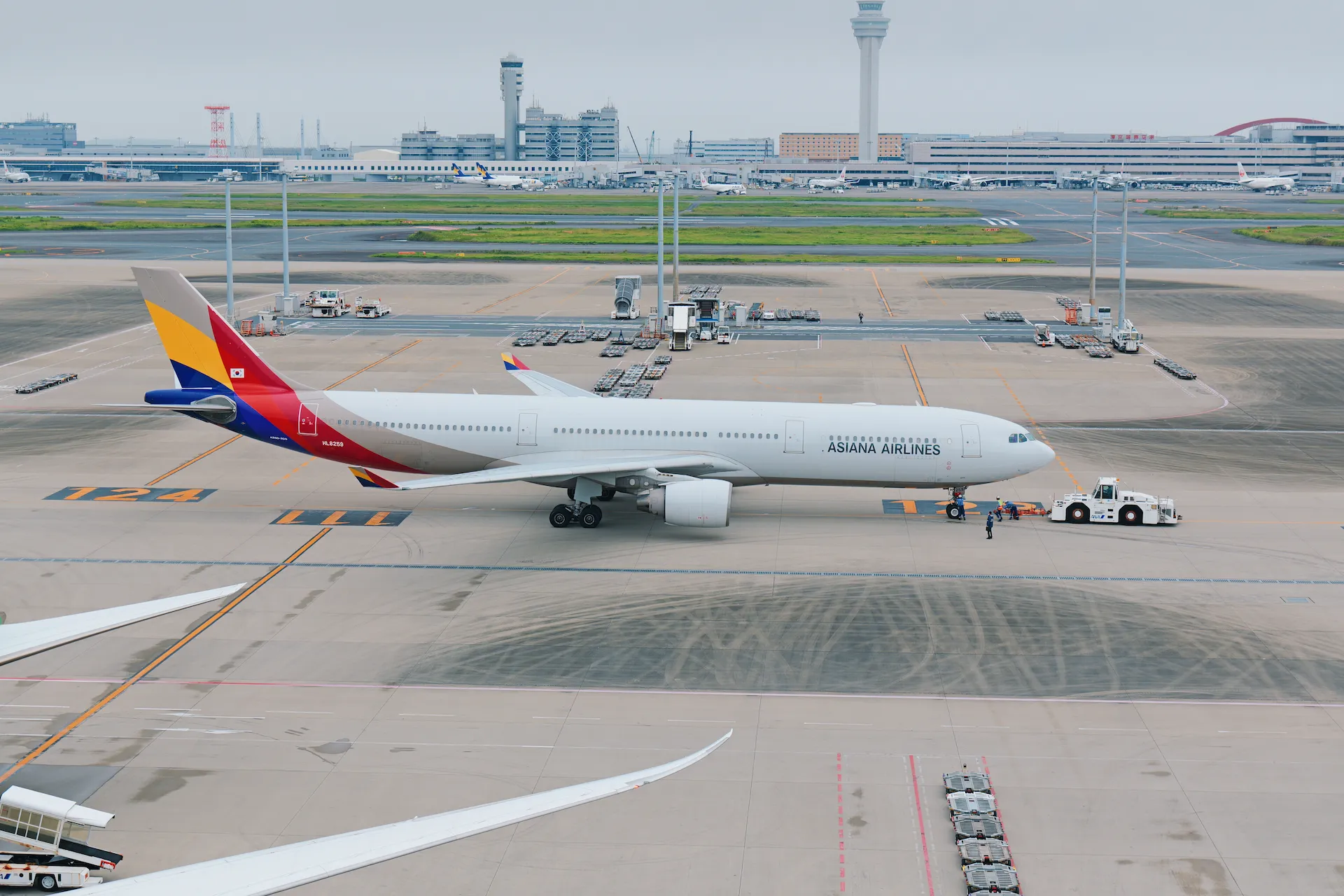 韩亚航空 A330 客机停靠